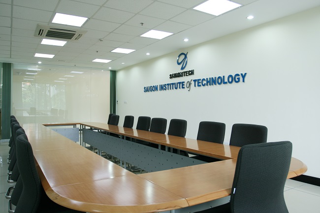 Biển hiệu logo mica văn phòng SaigonTech