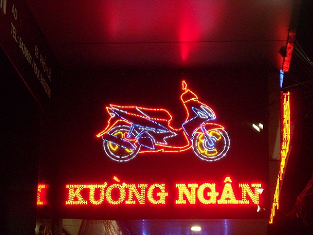 làm biển quảng cáo đèn led tạo hình cho cửa hàng xe